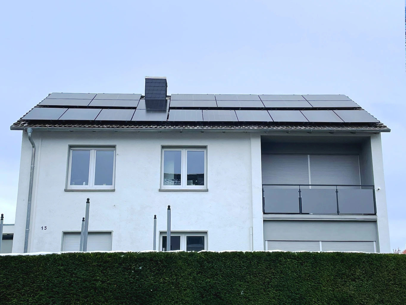 Einfamilienhaus mit installierter Photovoltaikanlage auf dem Dach