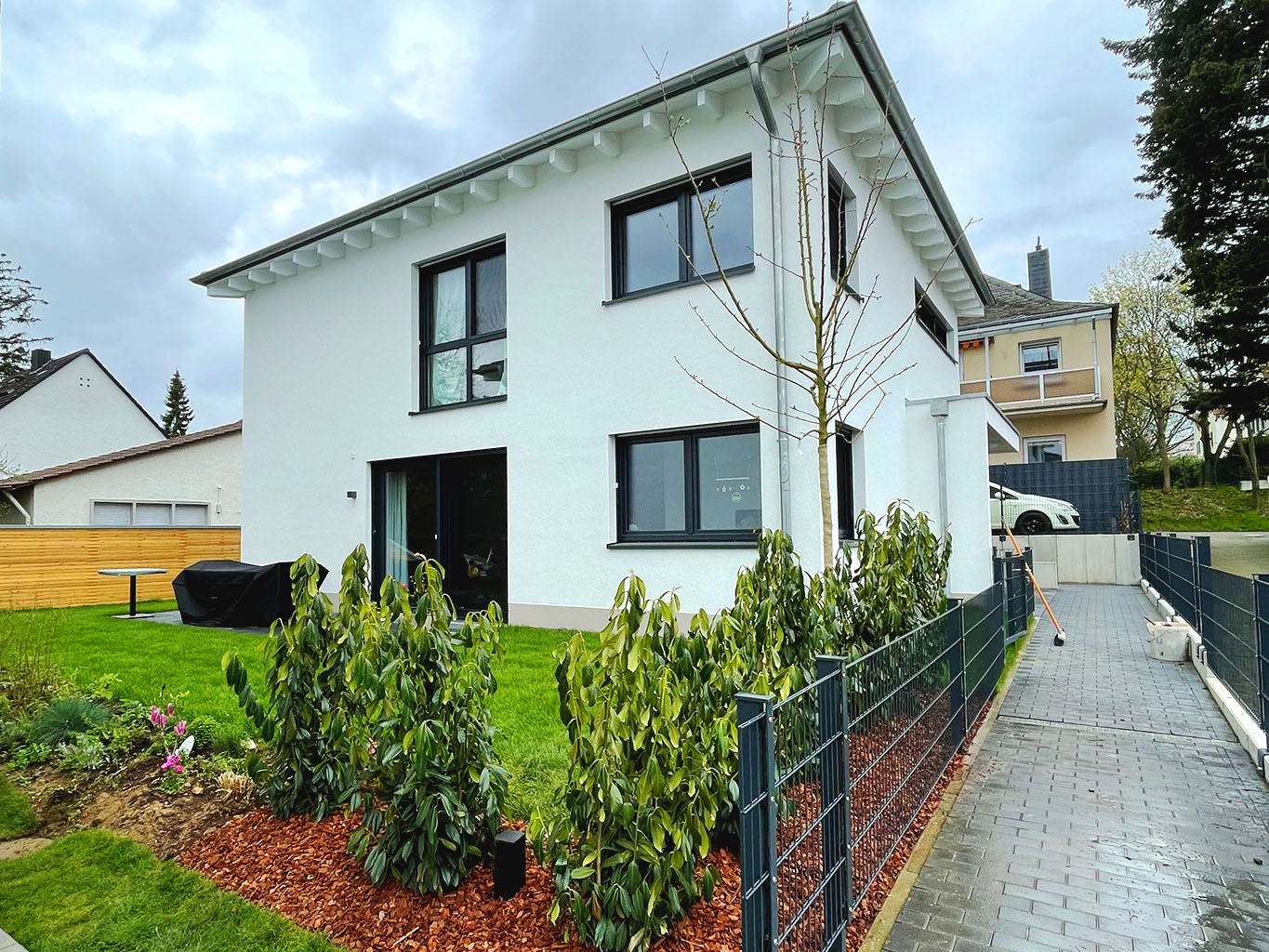 Nachhaltige Dachinstallation durch Top Facility – Solaranlage auf einem privaten Wohnhaus